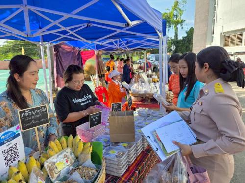 หัวหน้าส่วนราชการ ให้ความสนใจกับสินค้า OTOP กล้วยหนึบ