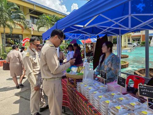 หัวหน้าส่วนราชการ ให้ความสนใจกับสินค้า OTOP กล้วยหนึบ