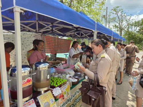 หัวหน้าส่วนราชการ ให้ความสนใจกับสินค้าน้ำอ้อยสด
