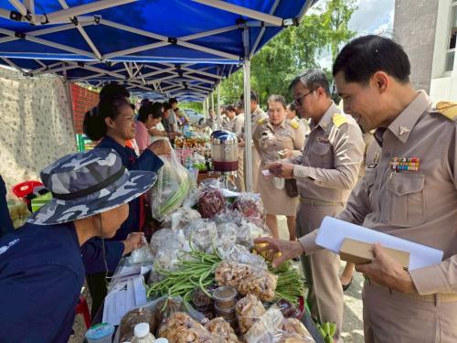 หัวหน้าส่วนราชการ ให้ความสนใจกับผักที่ชุมชนนำมาจำหน่าย