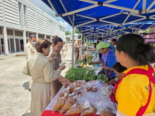 หัวหน้าส่วนราชการ ให้ความสนใจกับผลผลิตทางการเกษตร