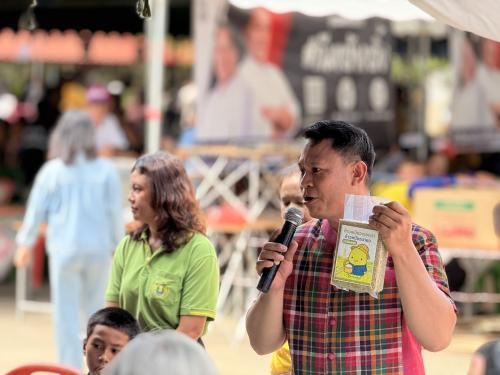 ผู้ประกอบการ กำลังบรรยายจุดเด่นของสินค้า ข้าวเหนียวระยะเม่า