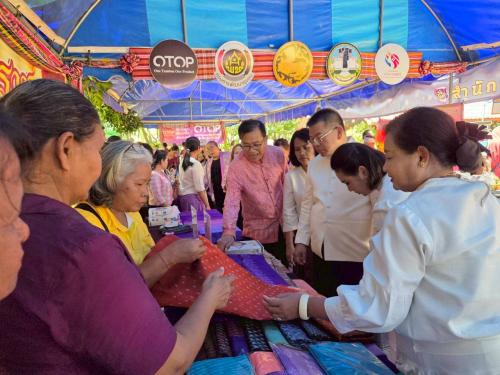 รองผู้ว่าราชการจังหวัดนครราชสีมากำลังเยี่ยมชมผ้าลายจักราช