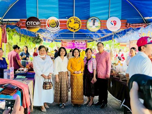 คณะจากสำนักงานพัฒนาชุมชนจังหวัดนครราชสีมา ถ่ายภาพร่วมกัน ในบูทจัดแสดงสินค้า OTOP