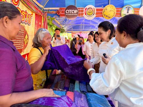 ภริยาผู้ว่าราชการจังหวัดนครราชสีมา กำลังเยี่ยมชมผ้าลายจักราช