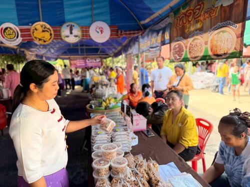 ลูกค้ากำลังเยี่ยมชมสินค้า OTOP 