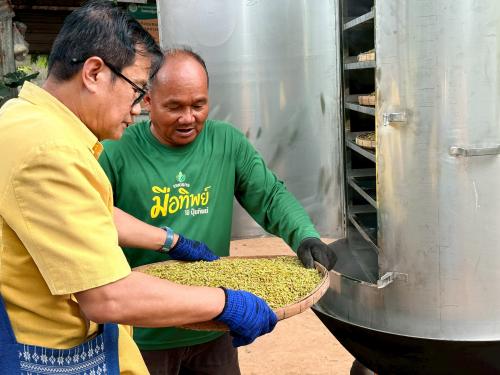 พัฒนาการอำเภอจักราช ร่วมหุงข้าวเหนียวระยะเม่า