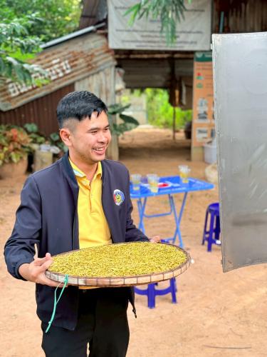 เจ้าหน้าที่พัฒนาชุมชนมีส่วนร่วมในการหุงข้าวระยะเม่า